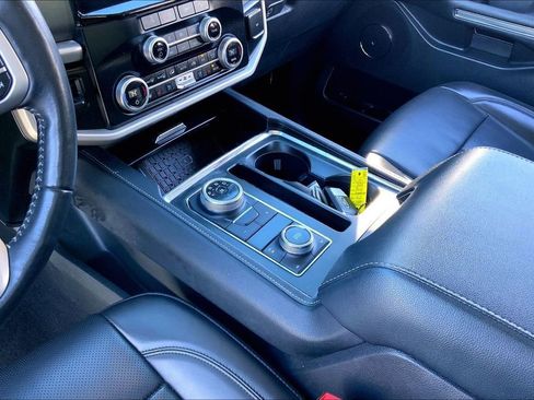 Used 2024 Ford Expedition XLT image 13