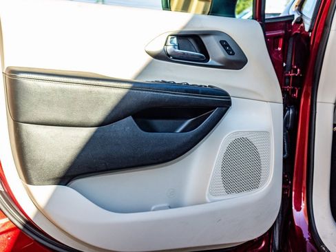 Used 2023 Chrysler Pacifica Touring-L image 19