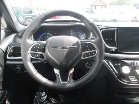 Used 2025 Chrysler Pacifica Select FWD image 16