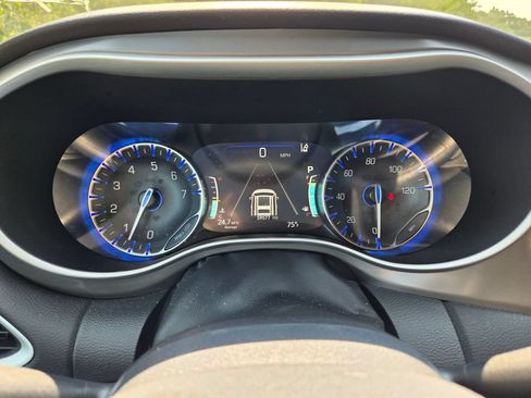 Used 2025 Chrysler Pacifica Select FWD image 19