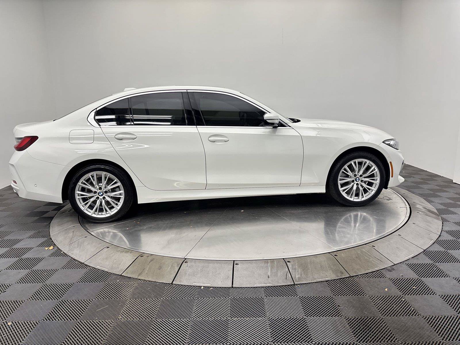 Used 2024 BMW 330i xDrive Sedan w/ Convenience Package AWD/4WD image 17