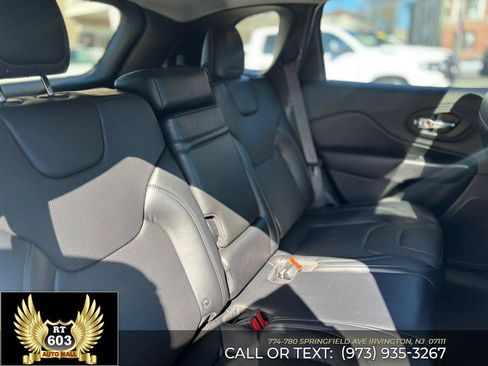 Used 2019 Jeep Cherokee Limited image 11