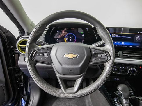 Used 2025 Chevrolet Trax LT FWD image 18