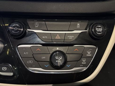 Used 2023 Chrysler Voyager LX image 29