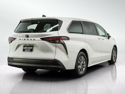 Used 2021 Toyota Sienna LE AWD/4WD image 5