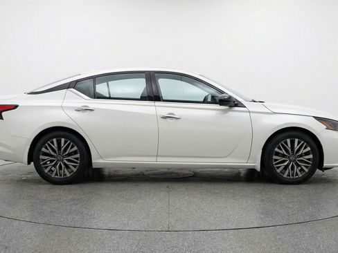 Used 2025 Nissan Altima 2.5 SV FWD image 11