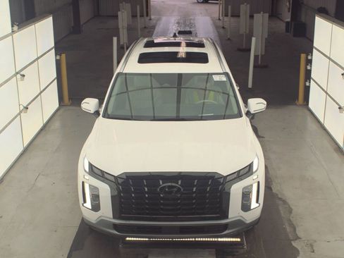 Used 2023 Hyundai Palisade Limited w/ Winter Package image 2