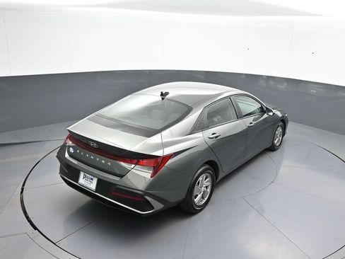 Certified 2025 Hyundai Elantra SE FWD image 36