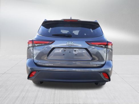Used 2024 Toyota Highlander LE image 6
