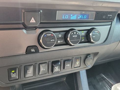 Used 2021 Toyota Tacoma TRD Sport w/ Technology Package RWD image 18