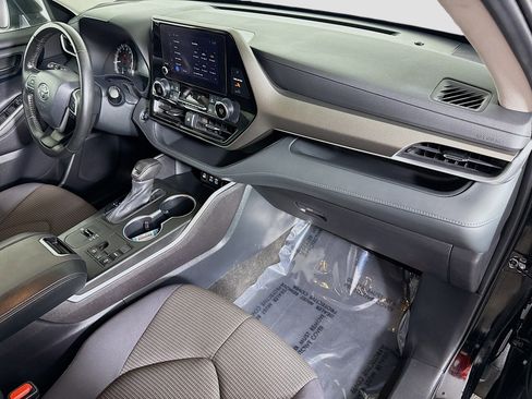 Used 2023 Toyota Highlander LE image 30