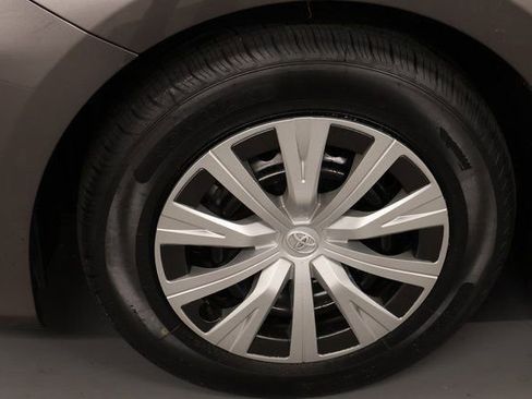 Used 2022 Toyota Camry LE image 10