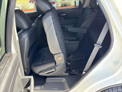 Used 2024 Nissan Pathfinder Platinum image 11