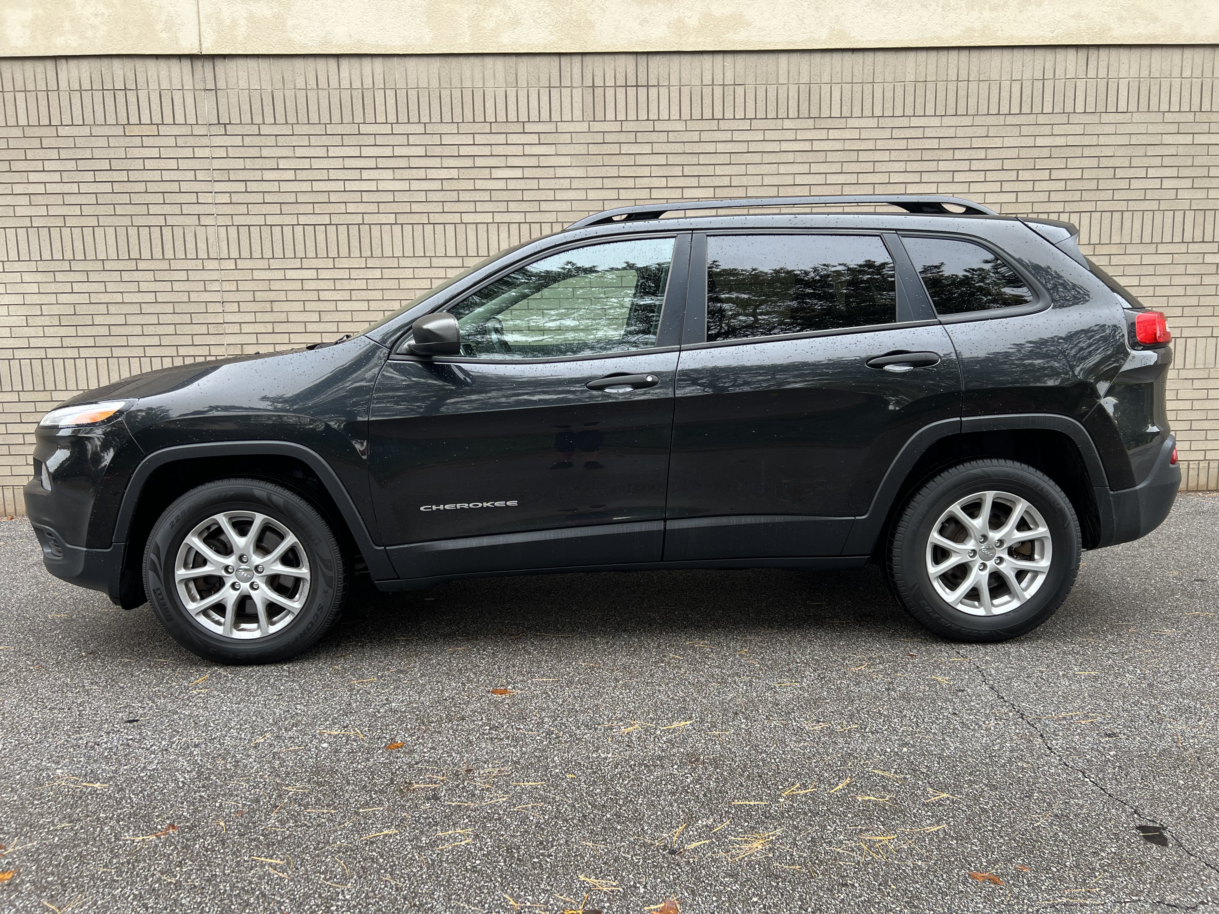 Used 2016 Jeep Cherokee Sport w/ Cold Weather Group AWD/4WD image 3