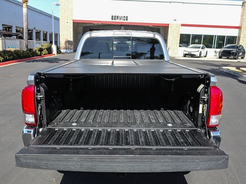 Used 2017 Toyota Tacoma TRD Off-Road w/ Tow Package AWD/4WD image 17