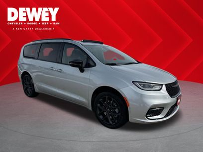 New 2026 Chrysler Pacifica Limited w/ S Appearance Package