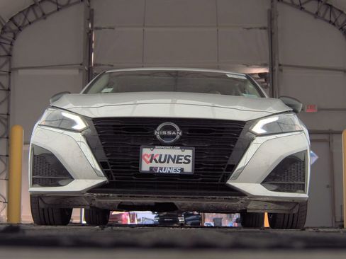 Used 2024 Nissan Altima 2.5 SV image 3