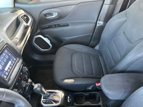Used 2018 Jeep Renegade Latitude image 17