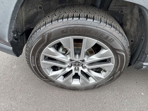 Used 2022 Toyota RAV4 XLE Premium image 12