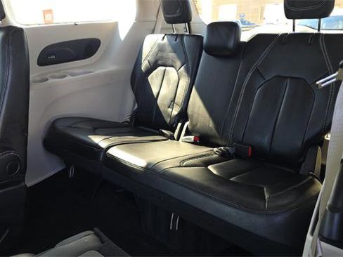 Used 2023 Chrysler Pacifica Touring-L w/ Uconnect Theater Family Group image 7