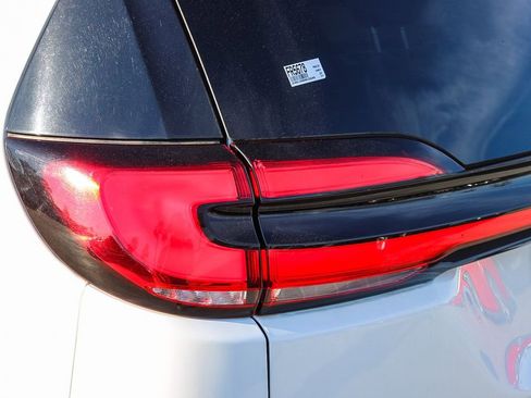 Used 2022 Chrysler Pacifica Touring-L image 8