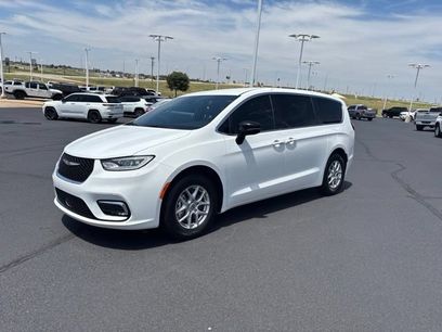 Used 2025 Chrysler Pacifica Select