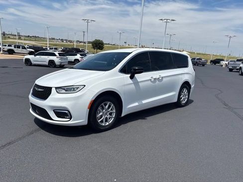 Used 2025 Chrysler Pacifica Select FWD image 1
