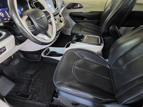 Used 2020 Chrysler Pacifica Limited image 7
