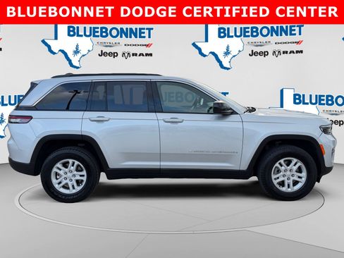 Used 2024 Jeep Grand Cherokee Laredo w/ Luxury Tech Group I RWD image 4