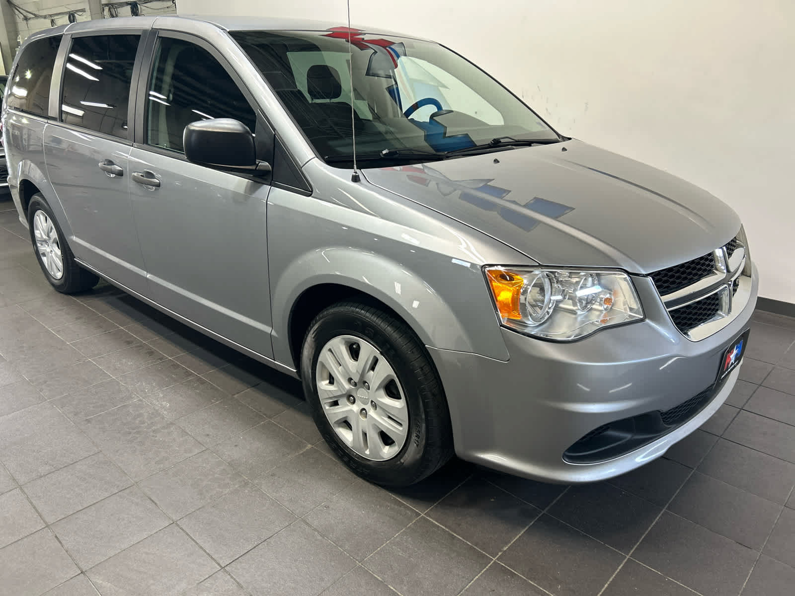 Used 2019 Dodge Grand Caravan SE w/ UConnect Hands-Free Group FWD image 2