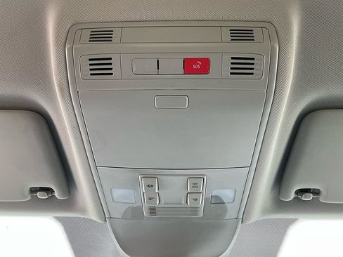 Used 2025 Volkswagen Taos SE image 17