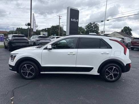 Used 2025 Kia Niro LX FWD image 2