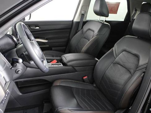 Certified 2025 Nissan Pathfinder Platinum w/ Black Appearance Package FWD image 21