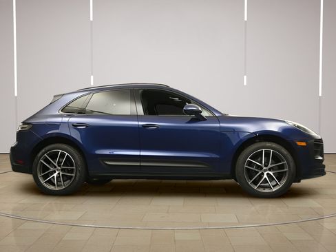 Certified 2025 Porsche Macan AWD/4WD image 32
