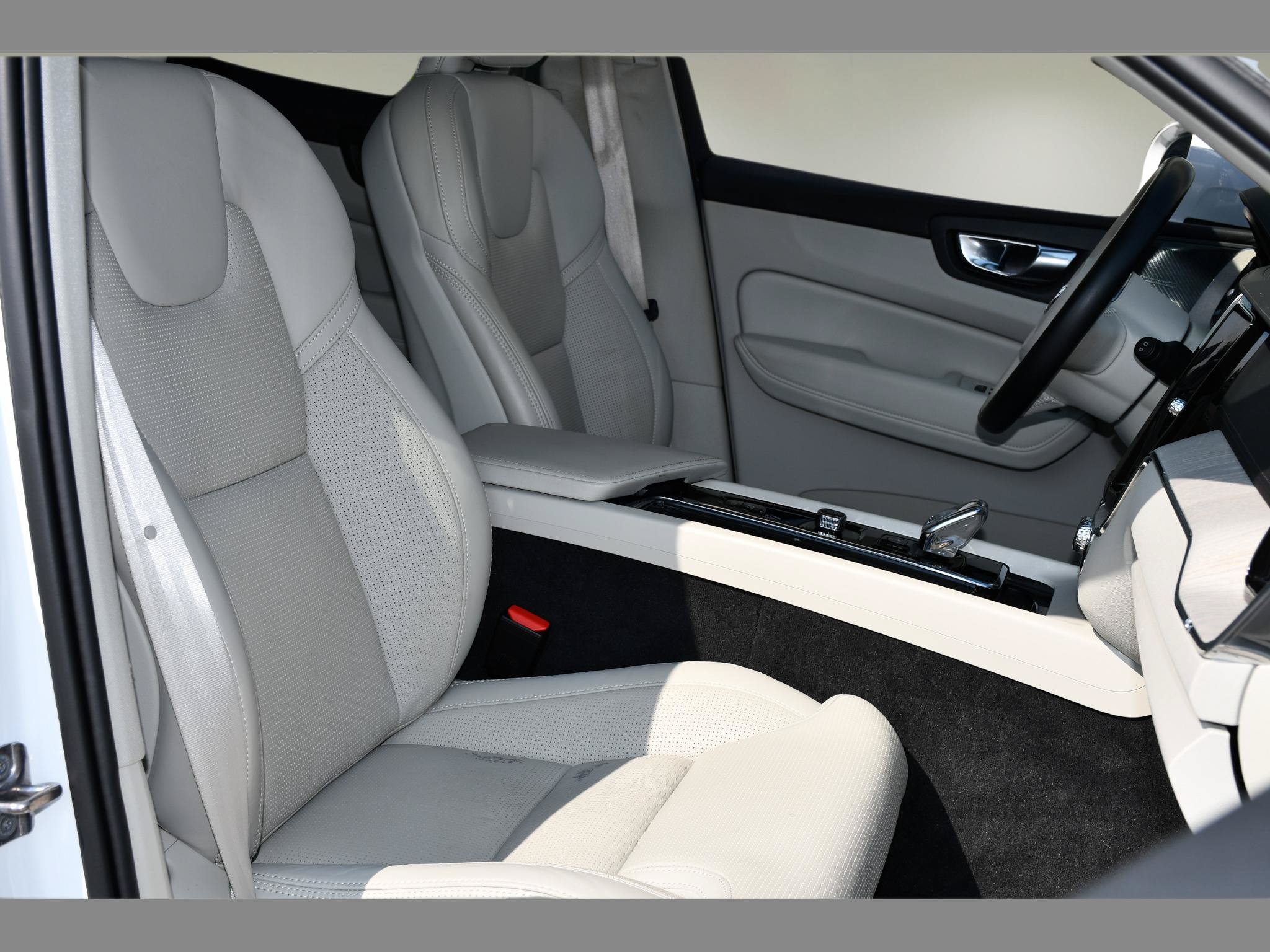 Used 2022 Volvo XC60 B5 Inscription w/ Protection Package FWD image 31