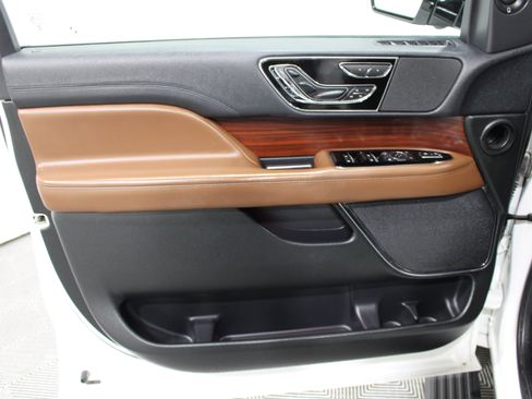 Used 2023 Lincoln Navigator L Reserve AWD/4WD image 5