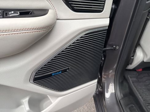 Used 2022 Jeep Grand Cherokee Overland w/ Luxury Tech Group IV image 39