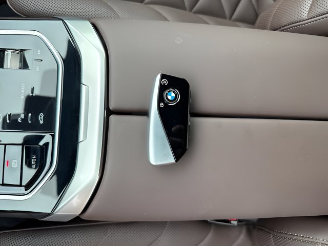Used 2025 BMW 740i xDrive w/ Premium Package AWD/4WD image 26