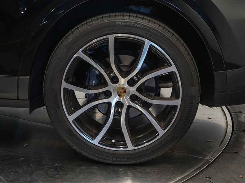 Used 2023 Porsche Cayenne Platinum Edition image 10