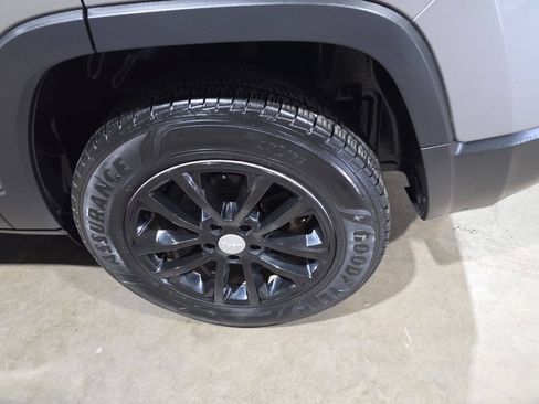 Used 2019 Jeep Cherokee Latitude w/ Popular Appearance Group FWD image 21
