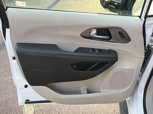 Used 2024 Chrysler Pacifica Limited FWD image 16