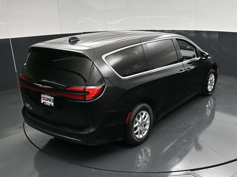 Certified 2023 Chrysler Pacifica Touring-L FWD image 47