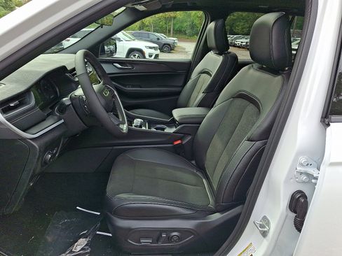 New 2025 Jeep Grand Cherokee Altitude image 7