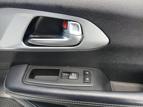 Used 2024 Chrysler Pacifica Limited FWD image 16