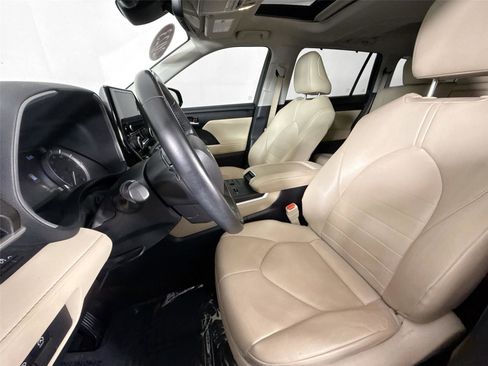 Certified 2023 Toyota Highlander XLE image 15