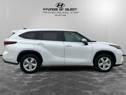 Used 2024 Toyota Highlander LE image 4