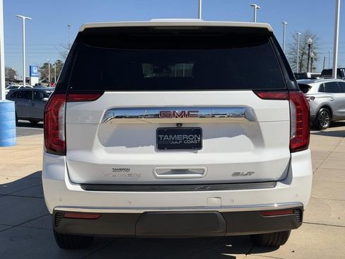 Used 2022 GMC Yukon XL SLT w/ SLT Premium Package image 3