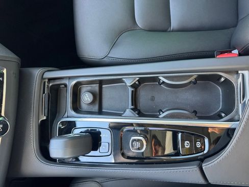 Certified 2025 Volvo XC90 B5 Core AWD/4WD image 20