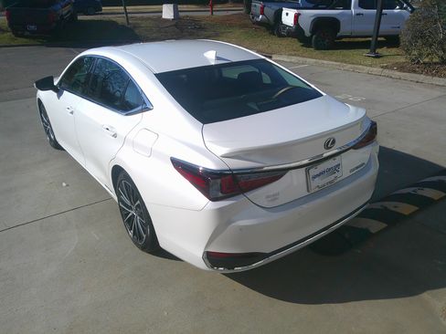 Used 2022 Lexus ES 300h w/ Premium Package image 9