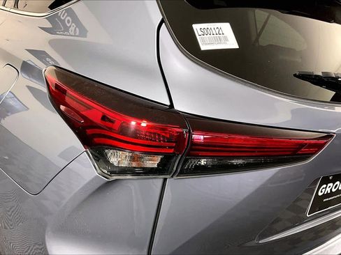 Used 2020 Toyota Highlander XLE image 29